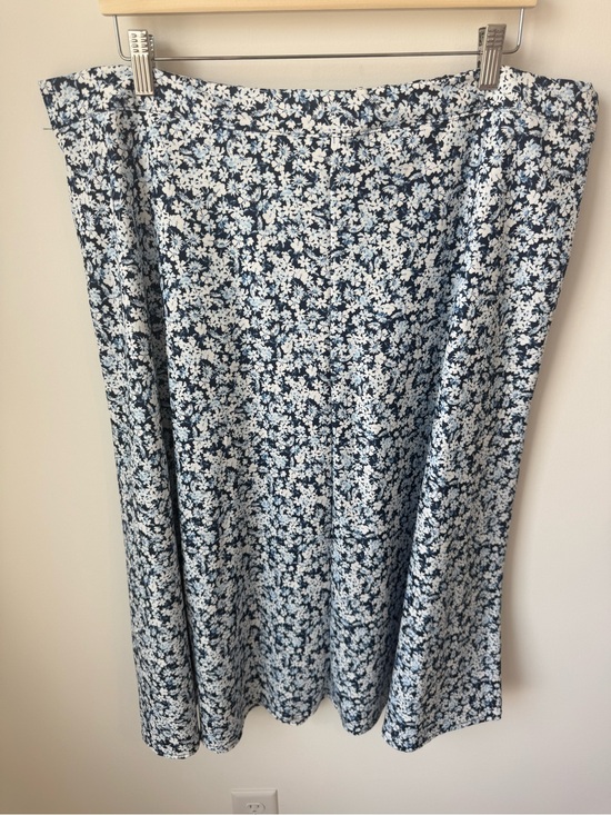 ARULA Dresses & Skirts - Arula Floral Midi Skirt Size B 1/2X Blue & White Floral With Elastic Waist